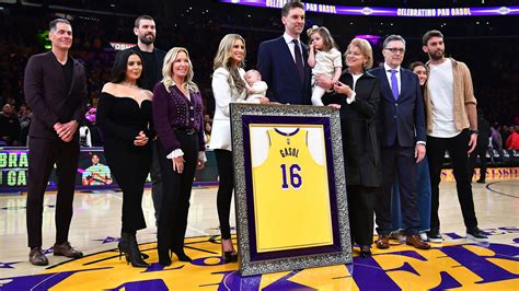 Pau Gasol gets emotional as Lakers retire his No. 16 jersey; Vanessa Bryant speaks